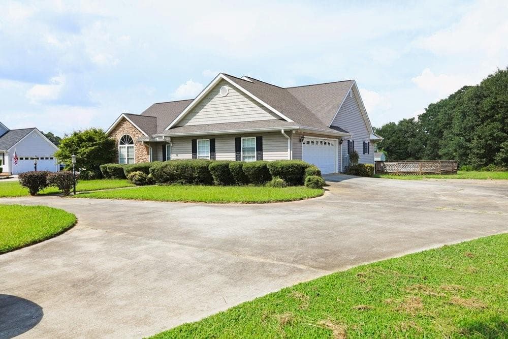 3 bedroom, 3 bathroom, 2,354 sq ft single family residence for sale at 107 Cedar Pond Road, Hartwell, GA 30643 — photo 2
