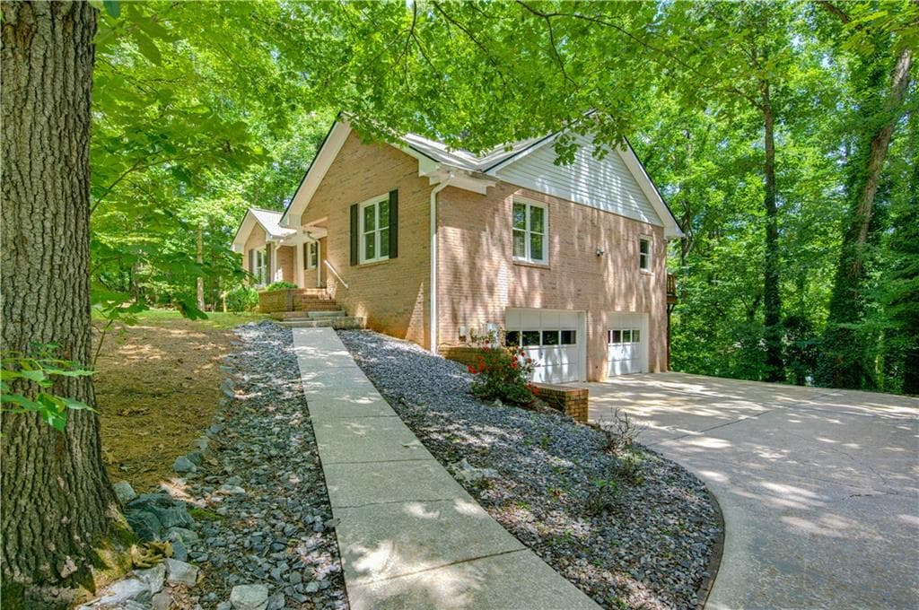 3 bedroom, 3 bathroom, 2,566 sq ft single family residence for sale at 3655 Southlake Circle, Cumming, GA 30041 — photo 2