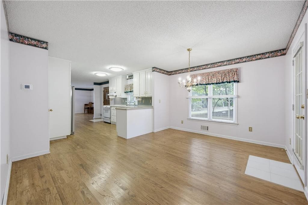 3 bedroom, 3 bathroom, 2,566 sq ft single family residence for sale at 3655 Southlake Circle, Cumming, GA 30041 — photo 8