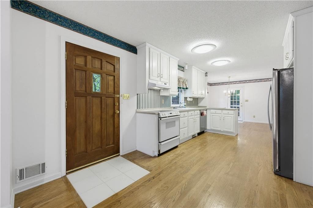 3 bedroom, 3 bathroom, 2,566 sq ft single family residence for sale at 3655 Southlake Circle, Cumming, GA 30041 — photo 6