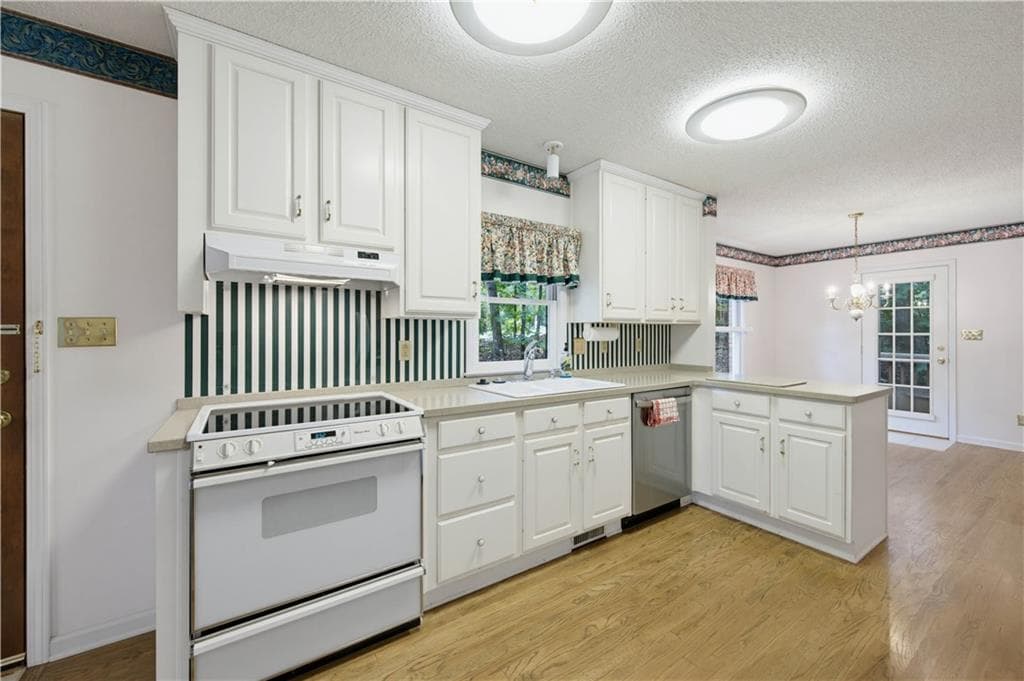 3 bedroom, 3 bathroom, 2,566 sq ft single family residence for sale at 3655 Southlake Circle, Cumming, GA 30041 — photo 7