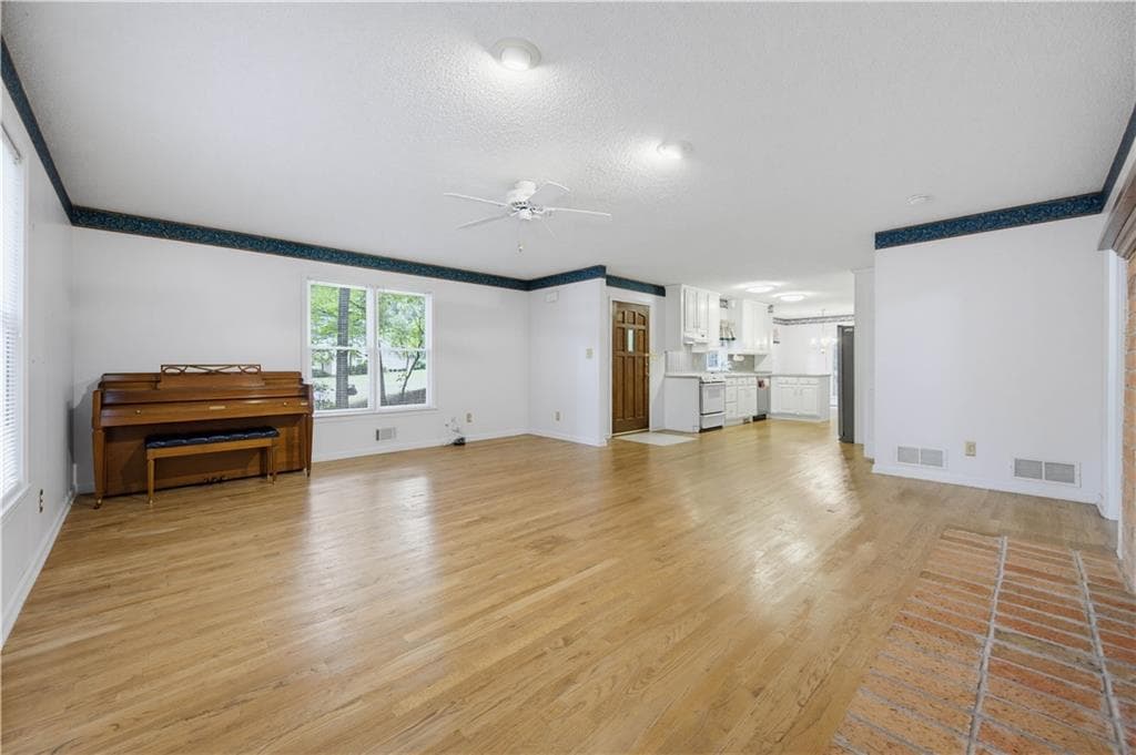 3 bedroom, 3 bathroom, 2,566 sq ft single family residence for sale at 3655 Southlake Circle, Cumming, GA 30041 — photo 5
