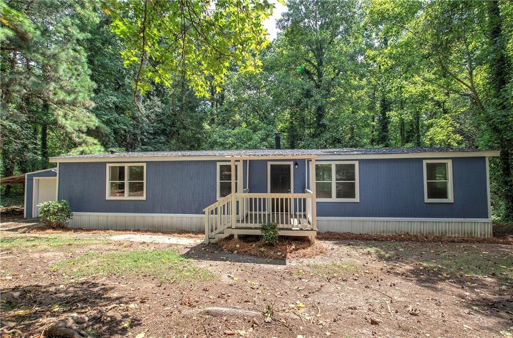 3 bedroom, 2 bathroom, 1,200 sq ft single family residence for sale at 5160 E Holiday Court, Acworth, GA 30102