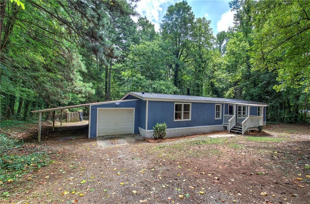 3 bedroom, 2 bathroom, 1,200 sq ft single family residence for sale at 5160 E Holiday Court, Acworth, GA 30102 — photo 2