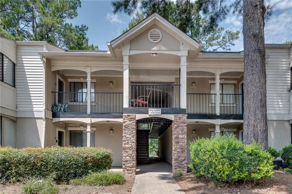 2 bedroom, 2 bathroom, 1,060 sq ft condominium for sale at 1516 Wingate Way, Sandy Springs, GA 30350 — photo 1 of 30