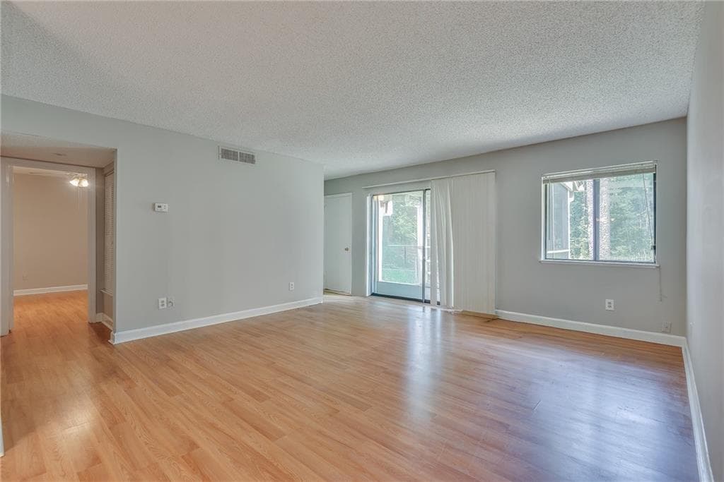 2 bedroom, 2 bathroom, 1,060 sq ft condominium for sale at 1516 Wingate Way, Sandy Springs, GA 30350 — photo 2