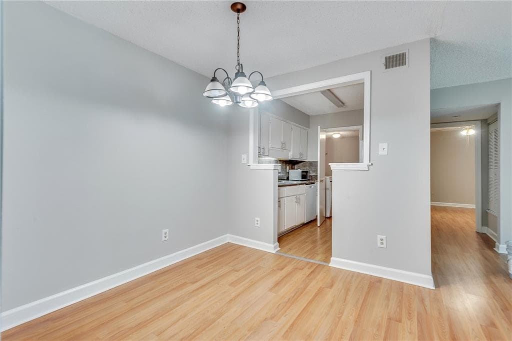 2 bedroom, 2 bathroom, 1,060 sq ft condominium for sale at 1516 Wingate Way, Sandy Springs, GA 30350 — photo 5