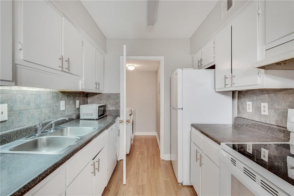 2 bedroom, 2 bathroom, 1,060 sq ft condominium for sale at 1516 Wingate Way, Sandy Springs, GA 30350 — photo 6