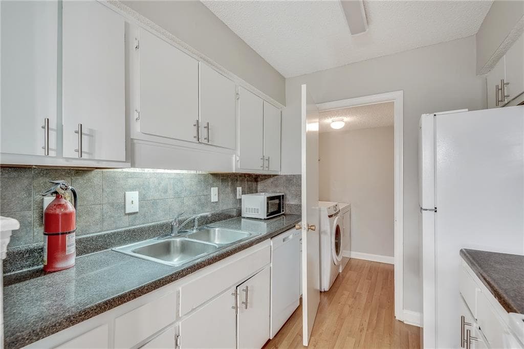 2 bedroom, 2 bathroom, 1,060 sq ft condominium for sale at 1516 Wingate Way, Sandy Springs, GA 30350 — photo 7