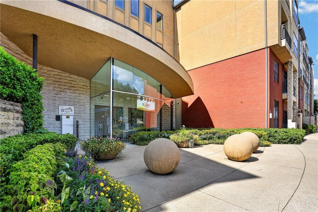 2 bedroom, 1 bathroom, 1,080 sq ft condominium for sale at 400 17th Street 2312, Atlanta, GA 30363 — photo 1 of 30