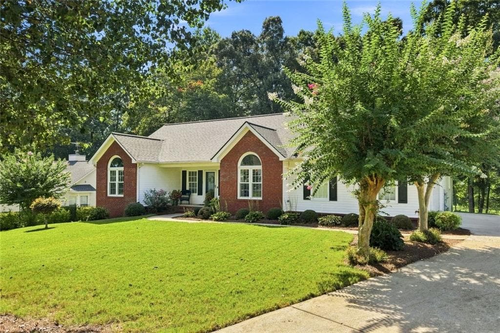 3 bedroom, 2 bathroom, 2,236 sq ft single family residence under contract at 4575 Summerset Drive, Gainesville, GA 30507 — photo 2