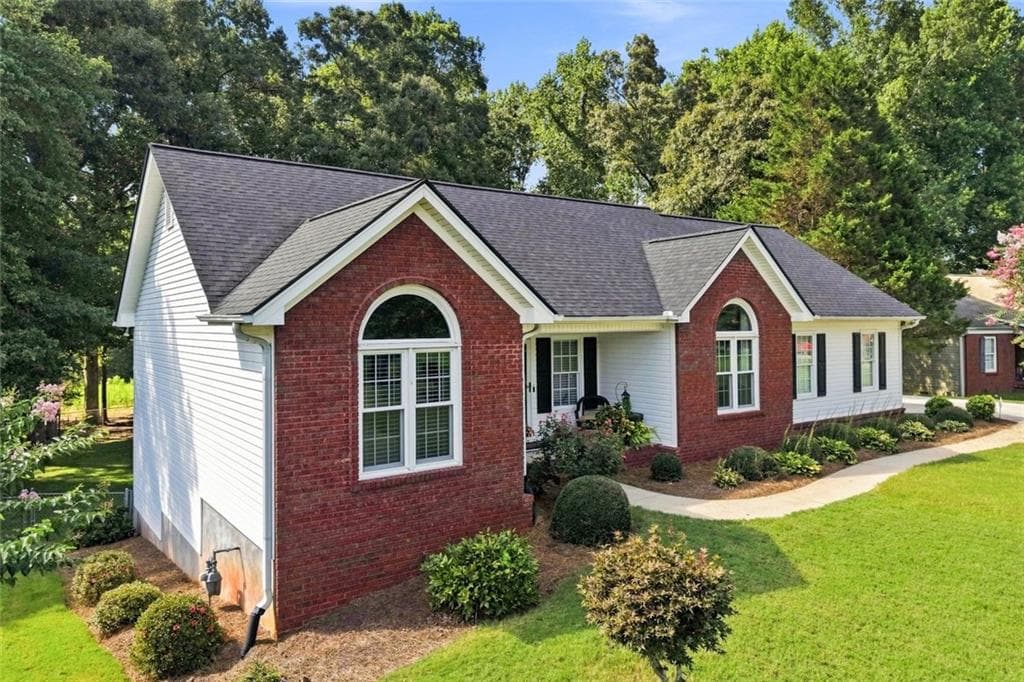 3 bedroom, 2 bathroom, 2,236 sq ft single family residence under contract at 4575 Summerset Drive, Gainesville, GA 30507 — photo 3