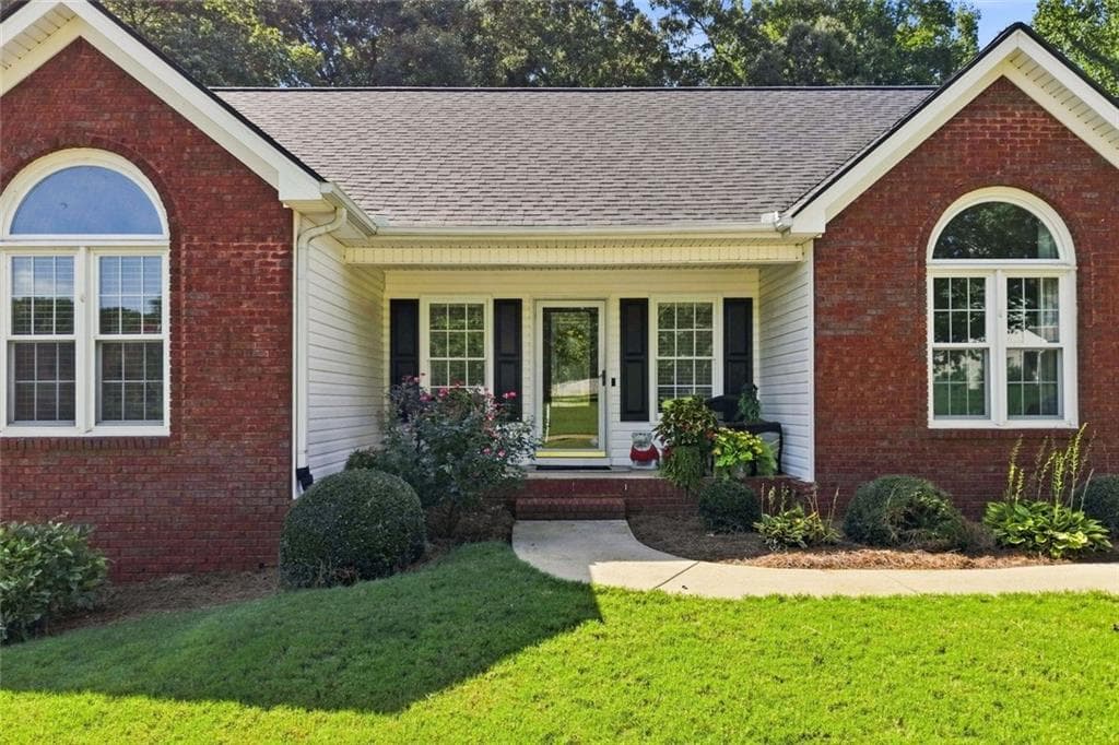 3 bedroom, 2 bathroom, 2,236 sq ft single family residence under contract at 4575 Summerset Drive, Gainesville, GA 30507 — photo 4