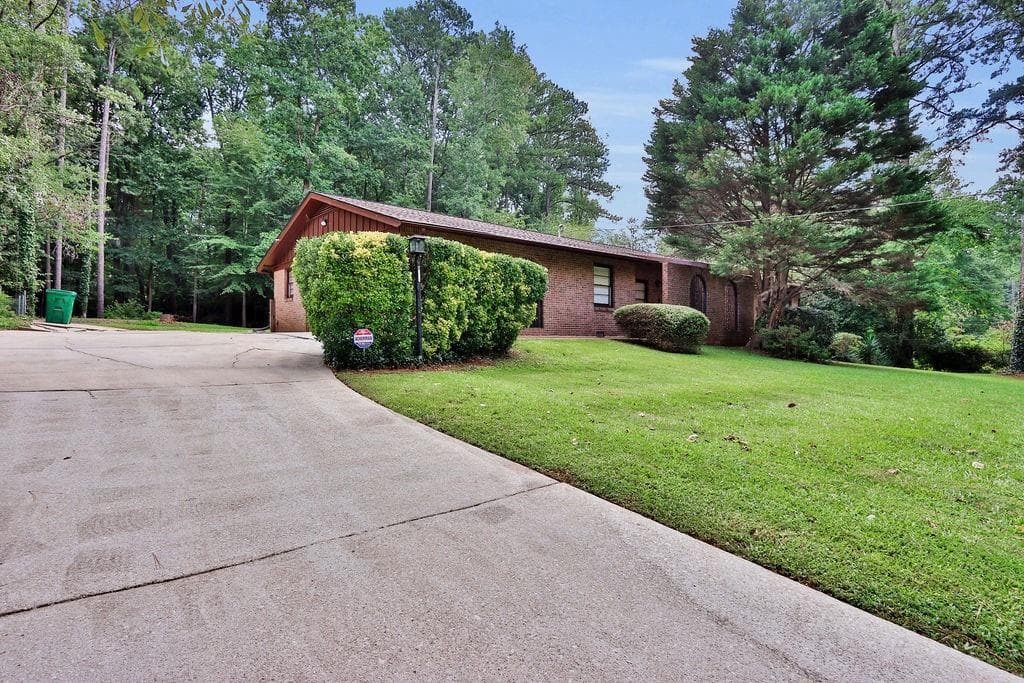 3 bedroom, 3 bathroom, 2,982 sq ft single family residence for sale at 5428 Smoke Rise Drive, Stone Mountain, GA 30087 — photo 3
