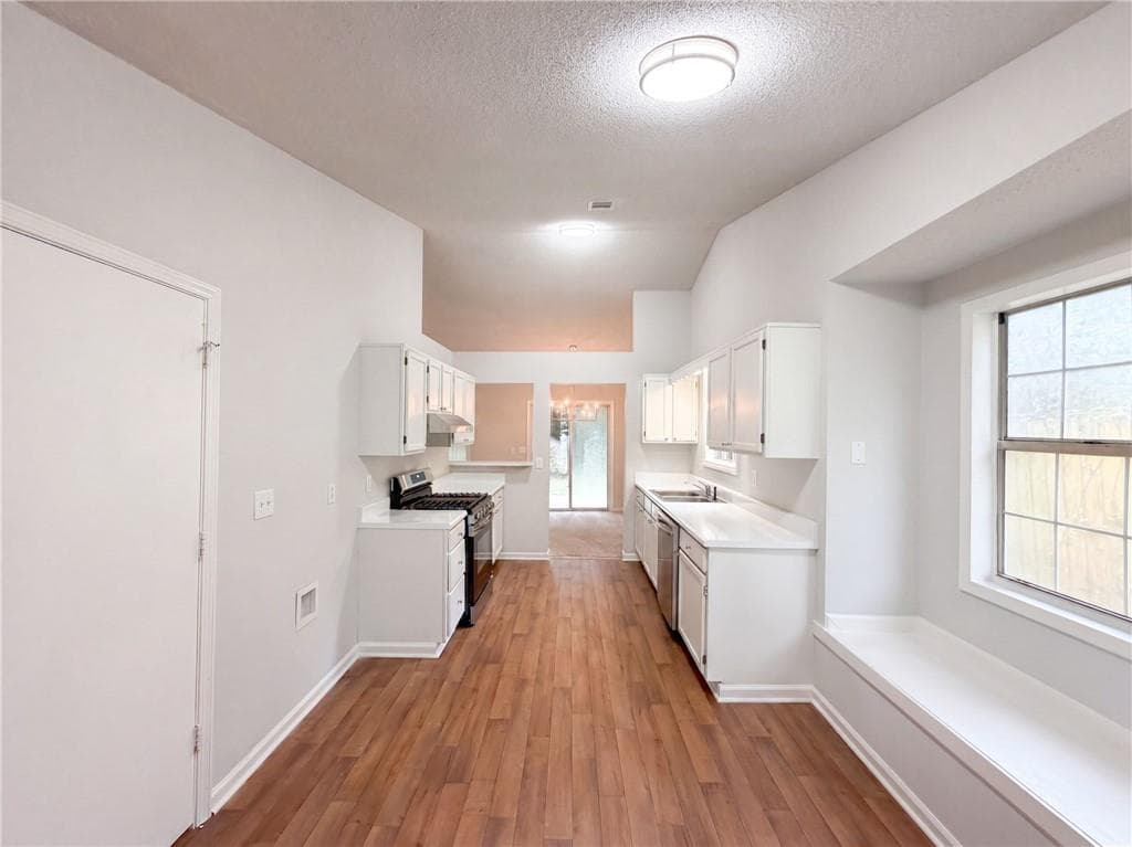 3 bedroom, 2 bathroom, 1,846 sq ft single family residence for sale at 5810 Sailboat Pointe, Acworth, GA 30101 — photo 2