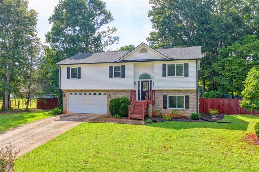 4 bedroom, 3 bathroom, 2,212 sq ft single family residence for sale at 7224 Ironwood Drive, Gainesville, GA 30507 — photo 3