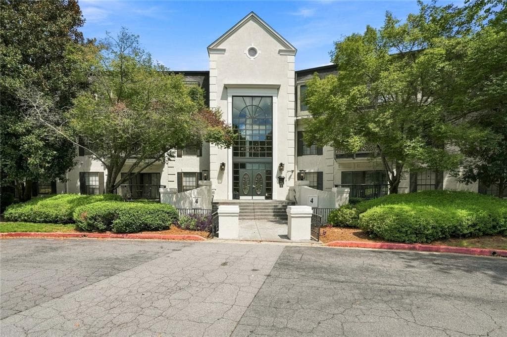 2 bedroom, 2 bathroom, 1,249 sq ft condominium for sale at 4302 Pine Heights Drive, Atlanta, GA 30324 — photo 2