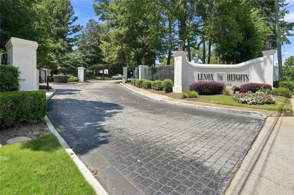 2 bedroom, 2 bathroom, 1,249 sq ft condominium for sale at 4302 Pine Heights Drive, Atlanta, GA 30324 — photo 3