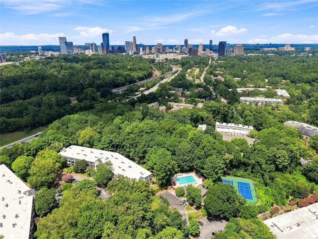 2 bedroom, 2 bathroom, 1,249 sq ft condominium for sale at 4302 Pine Heights Drive, Atlanta, GA 30324 — photo 4