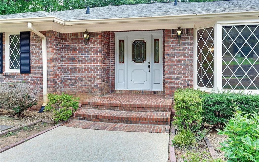 3 bedroom, 4 bathroom, 3,424 sq ft single family residence for sale at 4521 Shoreline Drive, Gainesville, GA 30506 — photo 8
