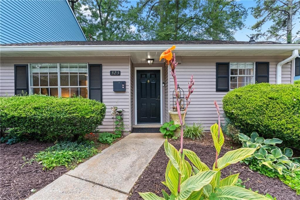 2 bedroom, 1 bathroom, 921 sq ft condominium for sale at 323 Cabaret Court, Marietta, GA 30064