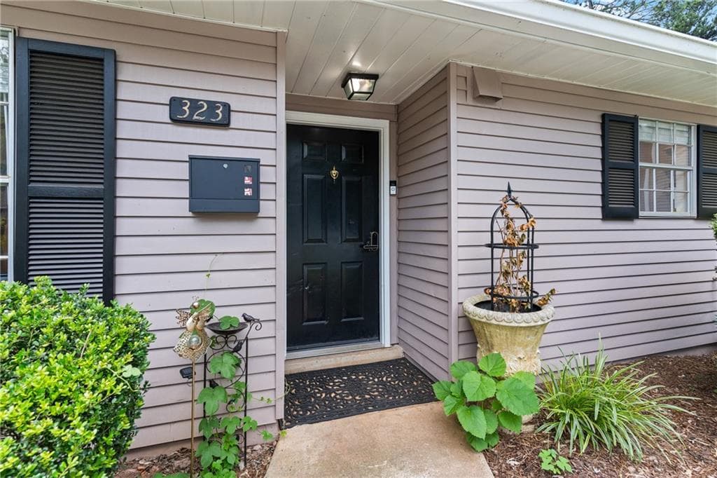 2 bedroom, 1 bathroom, 921 sq ft condominium for sale at 323 Cabaret Court, Marietta, GA 30064 — photo 2
