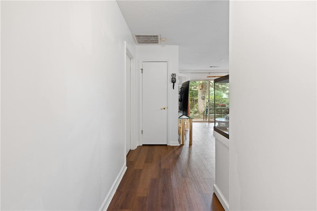 2 bedroom, 1 bathroom, 921 sq ft condominium for sale at 323 Cabaret Court, Marietta, GA 30064 — photo 3