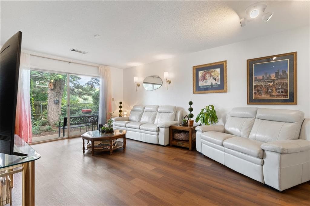 2 bedroom, 1 bathroom, 921 sq ft condominium for sale at 323 Cabaret Court, Marietta, GA 30064 — photo 4