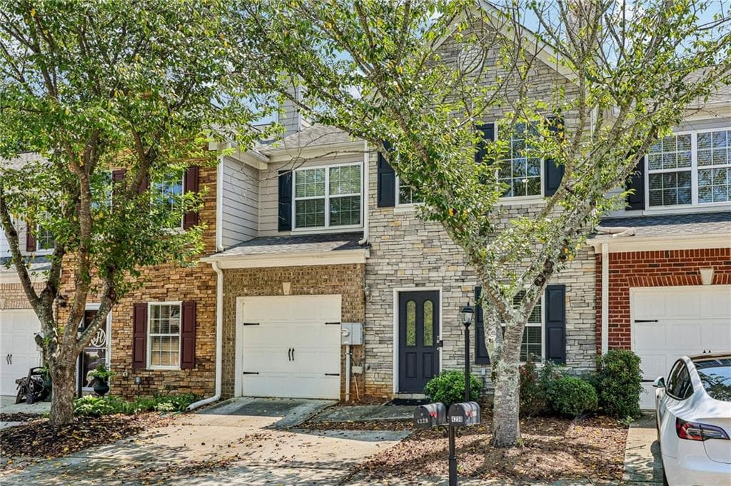 3 bedroom, 3 bathroom, 1,956 sq ft townhouse for sale at 4228 Chatham Ridge Drive, Buford, GA 30518 — photo 2