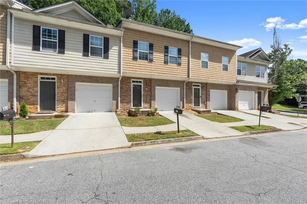 3 bedroom, 3 bathroom, 1,588 sq ft townhouse under contract at 5016 Lower Elm Street, Atlanta, GA 30349 — photo 2