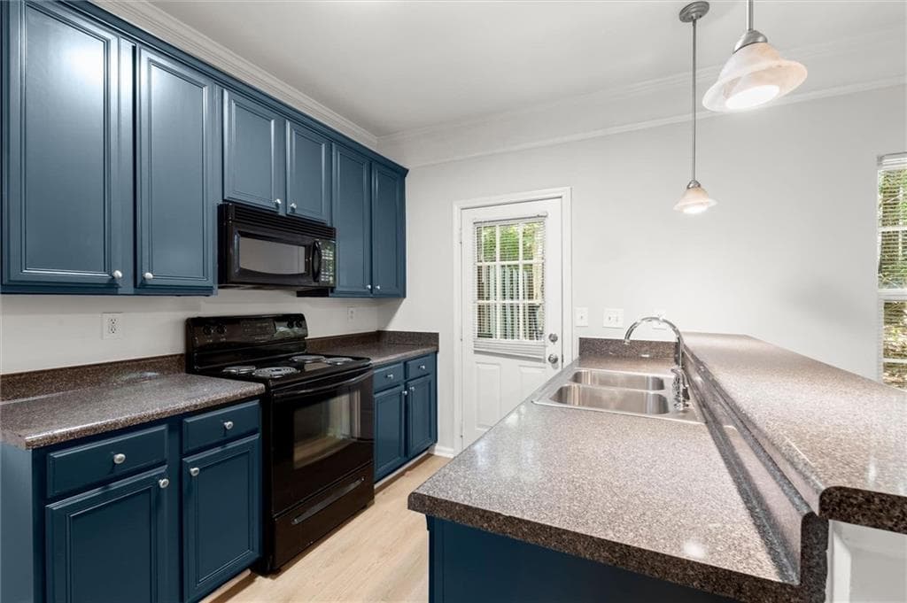 3 bedroom, 3 bathroom, 1,588 sq ft townhouse under contract at 5016 Lower Elm Street, Atlanta, GA 30349 — photo 4