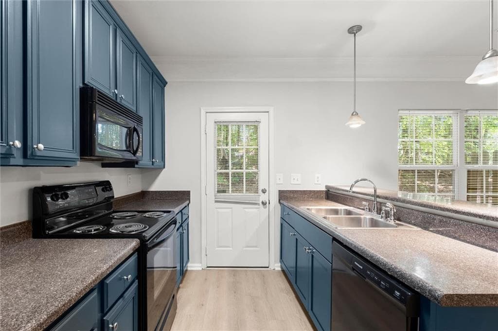 3 bedroom, 3 bathroom, 1,588 sq ft townhouse under contract at 5016 Lower Elm Street, Atlanta, GA 30349 — photo 5