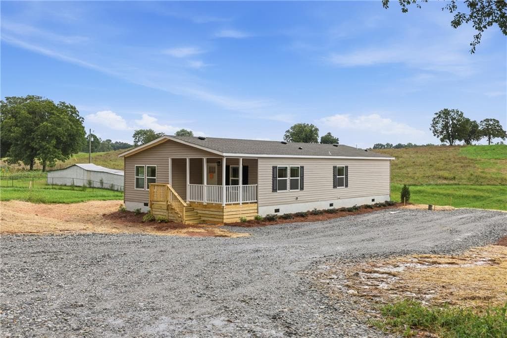 3 bedroom, 2 bathroom, 1,568 sq ft single family residence for sale at 915 Smith Loop Road, Demorest, GA 30535