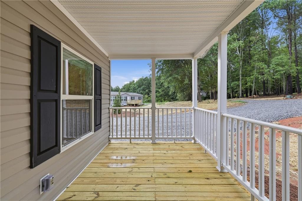 3 bedroom, 2 bathroom, 1,568 sq ft single family residence for sale at 915 Smith Loop Road, Demorest, GA 30535 — photo 2
