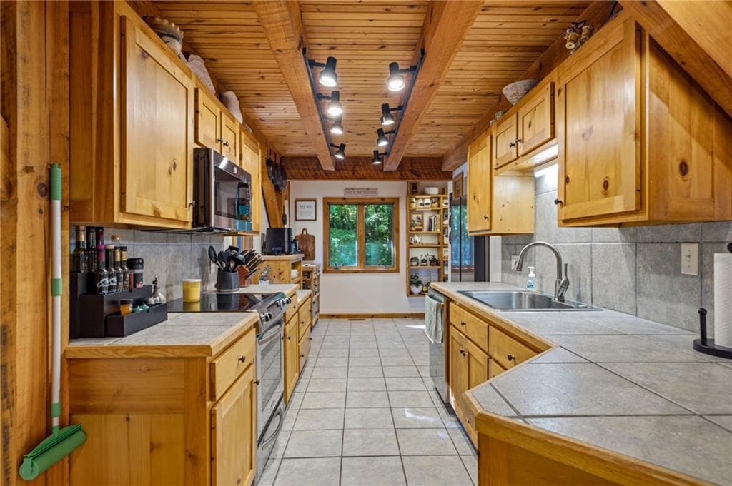 4 bedroom, 3 bathroom, 2,390 sq ft single family residence for sale at 39 Brenary Drive, Lakemont, GA 30552 — photo 5