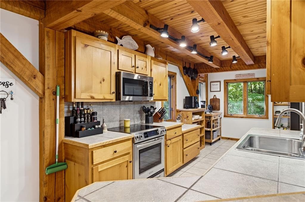 4 bedroom, 3 bathroom, 2,390 sq ft single family residence for sale at 39 Brenary Drive, Lakemont, GA 30552 — photo 6