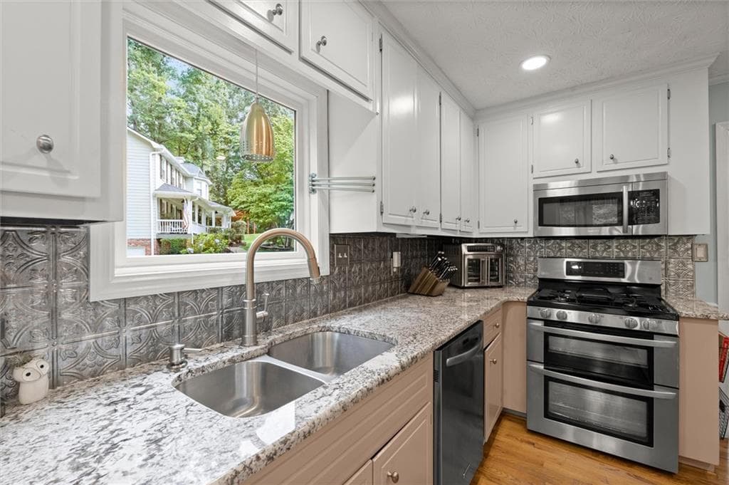 4 bedroom, 4 bathroom, 2,332 sq ft single family residence under contract at 3612 Candlewood Way, Marietta, GA 30066 — photo 2