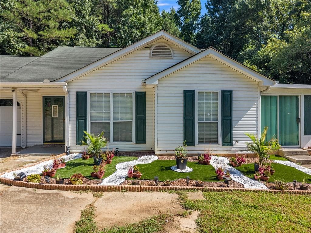 3 bedroom, 2 bathroom, 1,165 sq ft single family residence for sale at 3877 Deaton Road, Flowery Branch, GA 30542 — photo 1 of 36