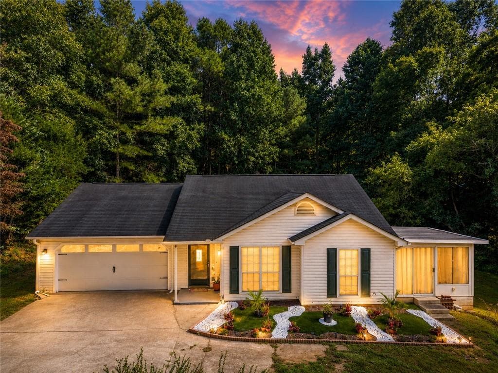 3 bedroom, 2 bathroom, 1,165 sq ft single family residence for sale at 3877 Deaton Road, Flowery Branch, GA 30542 — photo 2