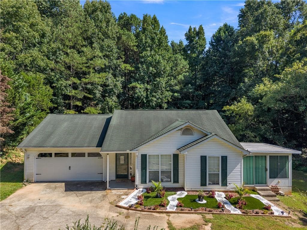 3 bedroom, 2 bathroom, 1,165 sq ft single family residence for sale at 3877 Deaton Road, Flowery Branch, GA 30542 — photo 3