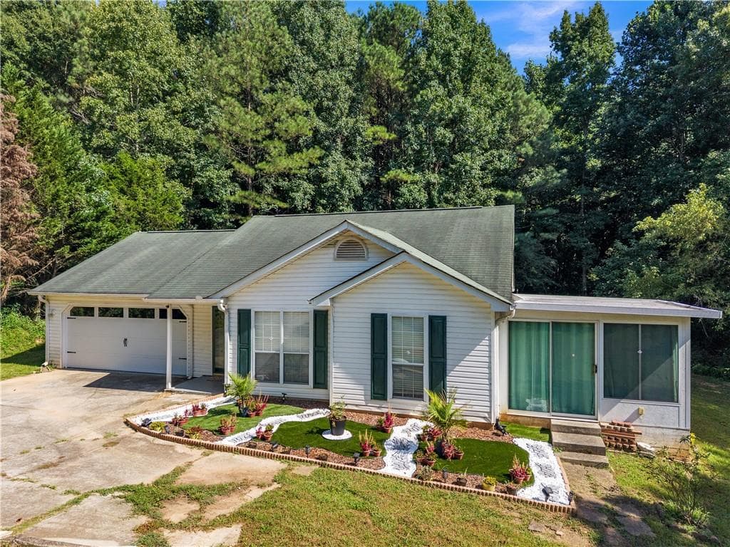 3 bedroom, 2 bathroom, 1,165 sq ft single family residence for sale at 3877 Deaton Road, Flowery Branch, GA 30542 — photo 4