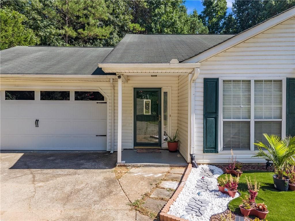 3 bedroom, 2 bathroom, 1,165 sq ft single family residence for sale at 3877 Deaton Road, Flowery Branch, GA 30542 — photo 5