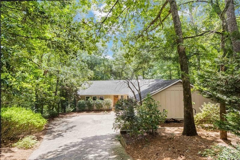 4 bedroom, 3 bathroom, 3,128 sq ft single family residence under contract at 100 Kings Mill Court, Roswell, GA 30075 — photo 3