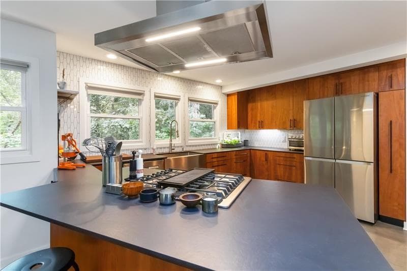 4 bedroom, 3 bathroom, 3,128 sq ft single family residence under contract at 100 Kings Mill Court, Roswell, GA 30075 — photo 8