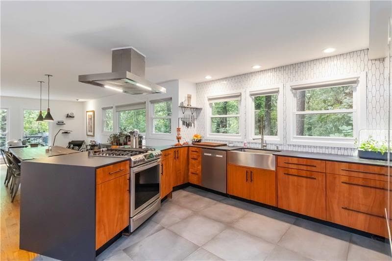 4 bedroom, 3 bathroom, 3,128 sq ft single family residence under contract at 100 Kings Mill Court, Roswell, GA 30075 — photo 9