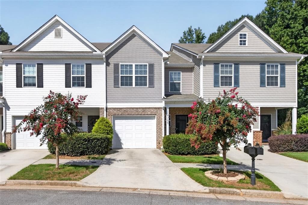 3 bedroom, 3 bathroom, 1,692 sq ft townhouse for sale at 4765 Beacon Ridge Lane, Flowery Branch, GA 30542 — photo 2