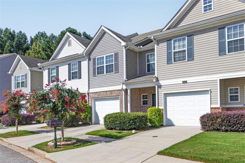 3 bedroom, 3 bathroom, 1,692 sq ft townhouse for sale at 4765 Beacon Ridge Lane, Flowery Branch, GA 30542 — photo 3