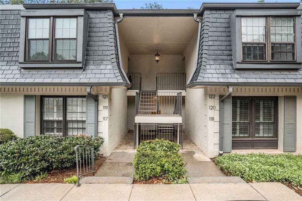 2 bedroom, 2 bathroom, 1,100 sq ft condominium for rent at 122 Maison Place, Atlanta, GA 30327 for $2,395 a month — photo 1 of 4