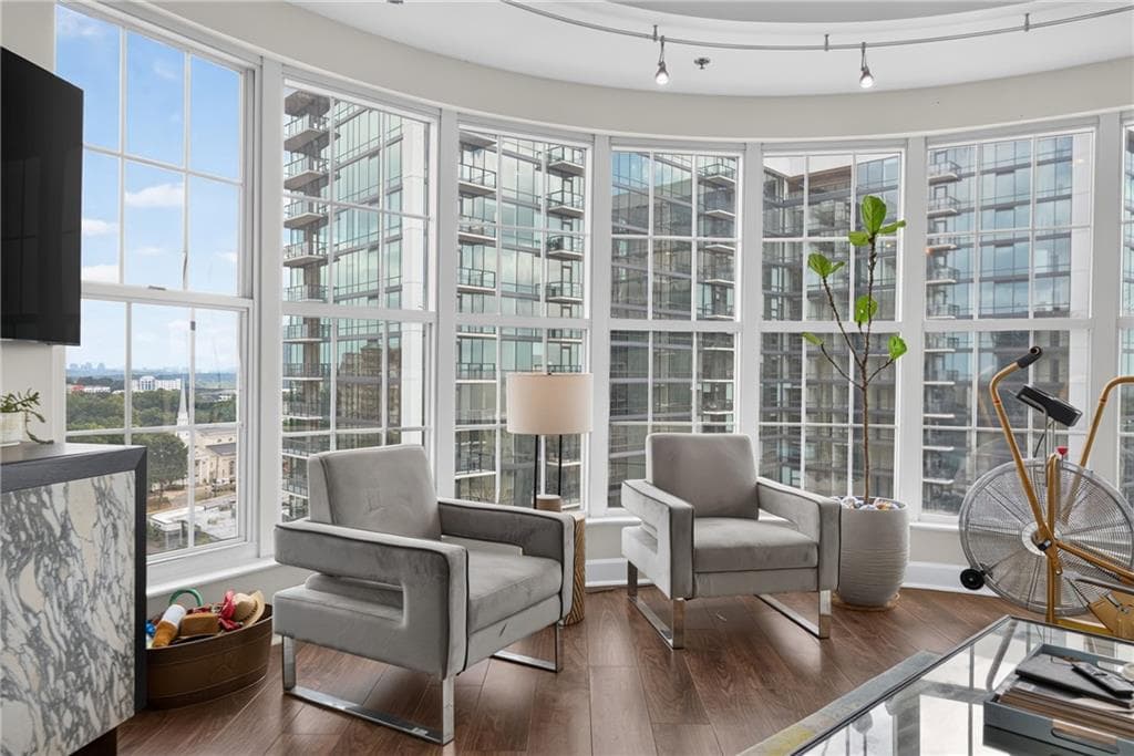 2 bedroom, 2 bathroom, 1,333 sq ft condominium for sale at 325 E Paces Ferry Road 1702, Atlanta, GA 30305 — photo 2