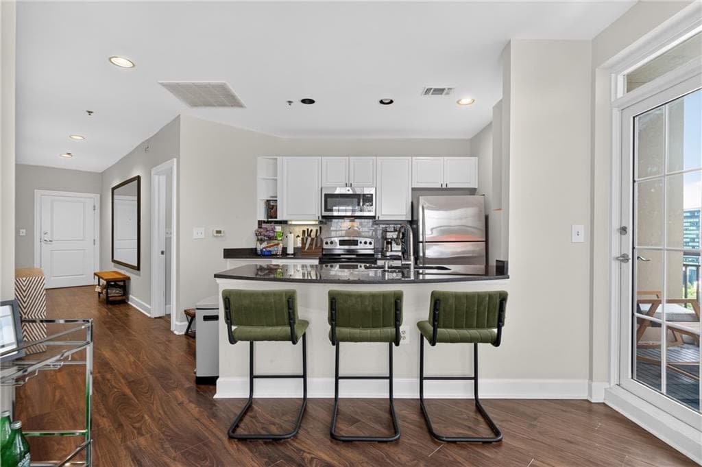 2 bedroom, 2 bathroom, 1,333 sq ft condominium for sale at 325 E Paces Ferry Road 1702, Atlanta, GA 30305 — photo 7